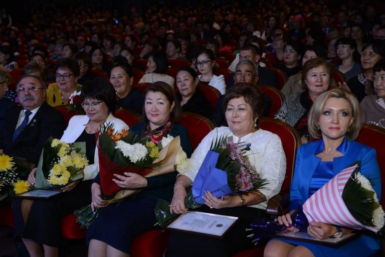 Астананың «құрметті педагогтері» мен «үздік білім беру ұйымдары» марапатталды