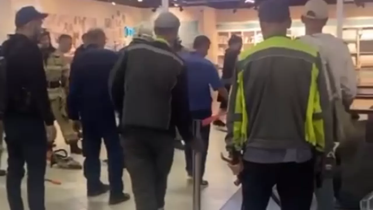 Қарағандыда 3 жасар бала эскалаторға қолын қысып алды