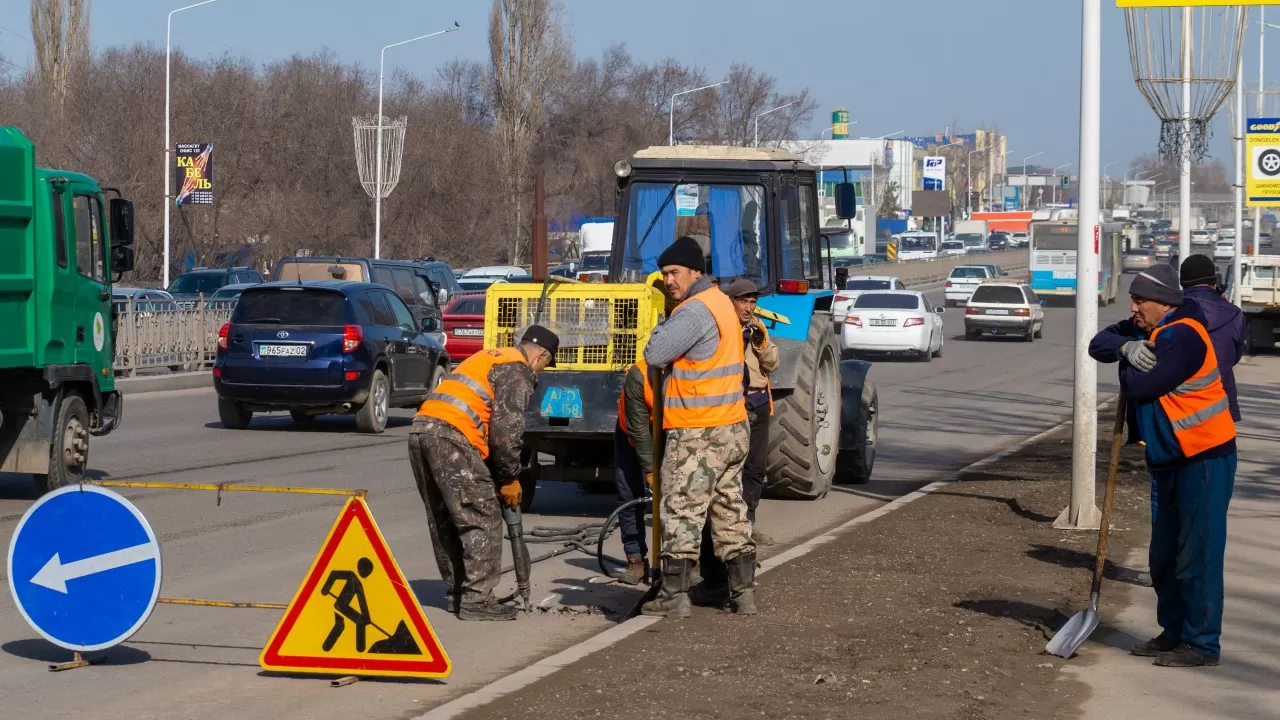 В Атырау две проблемы – дороги и коррупция