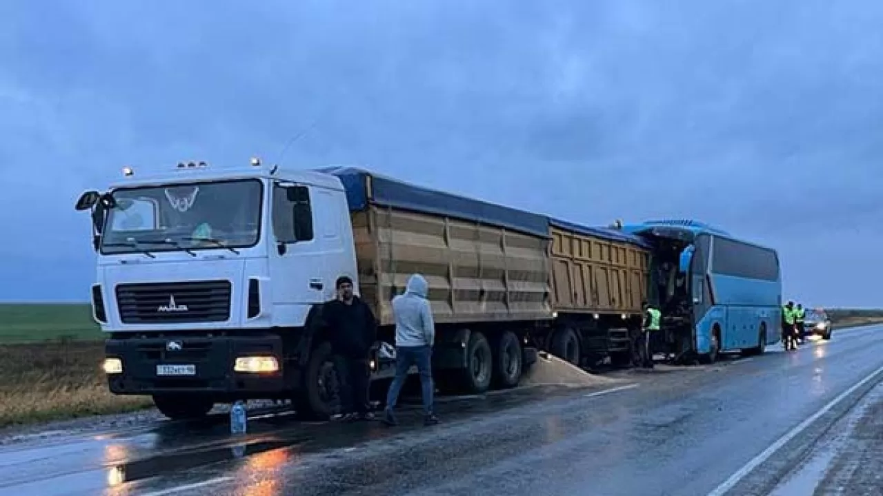 Қостанай облысында рейстік автобус пен жүк көлігі соқтығысты