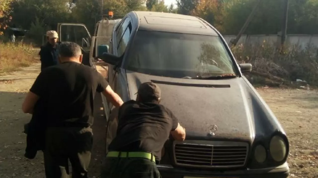 Ақтөбе тұрғыны эвакуатордың көмегімен автокөлікті ұрлап кеткен