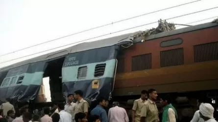 Два пассажирских поезда столкнулись в Индии: есть погибшие и раненые  