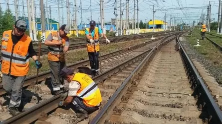 Теміржолшылардың зейнет жасын төмендетіп, жалақысын көтеру қажет - сенатор