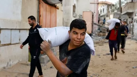 Тысячи палестинцев ворвались на склады в Газе и забрали продукты