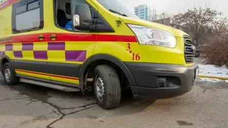 "Скорая помощь" насмерть сбила водителя припаркованного авто в Талдыкоргане