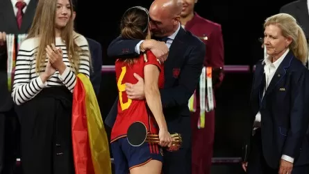 Роковой поцелуй: экс-главу Федерации футбола Испании отстранили на три года