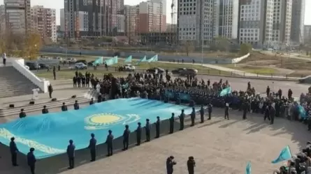 В честь Дня Республики в Караганде подняли 20-метровый флаг
