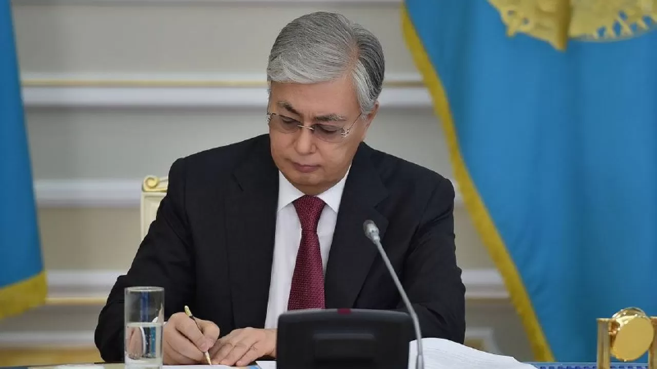 Президент Касым-Жомарт Токаев подписал указы о введении чрезвычайного положения в Мангистауской области и городе Алматы
