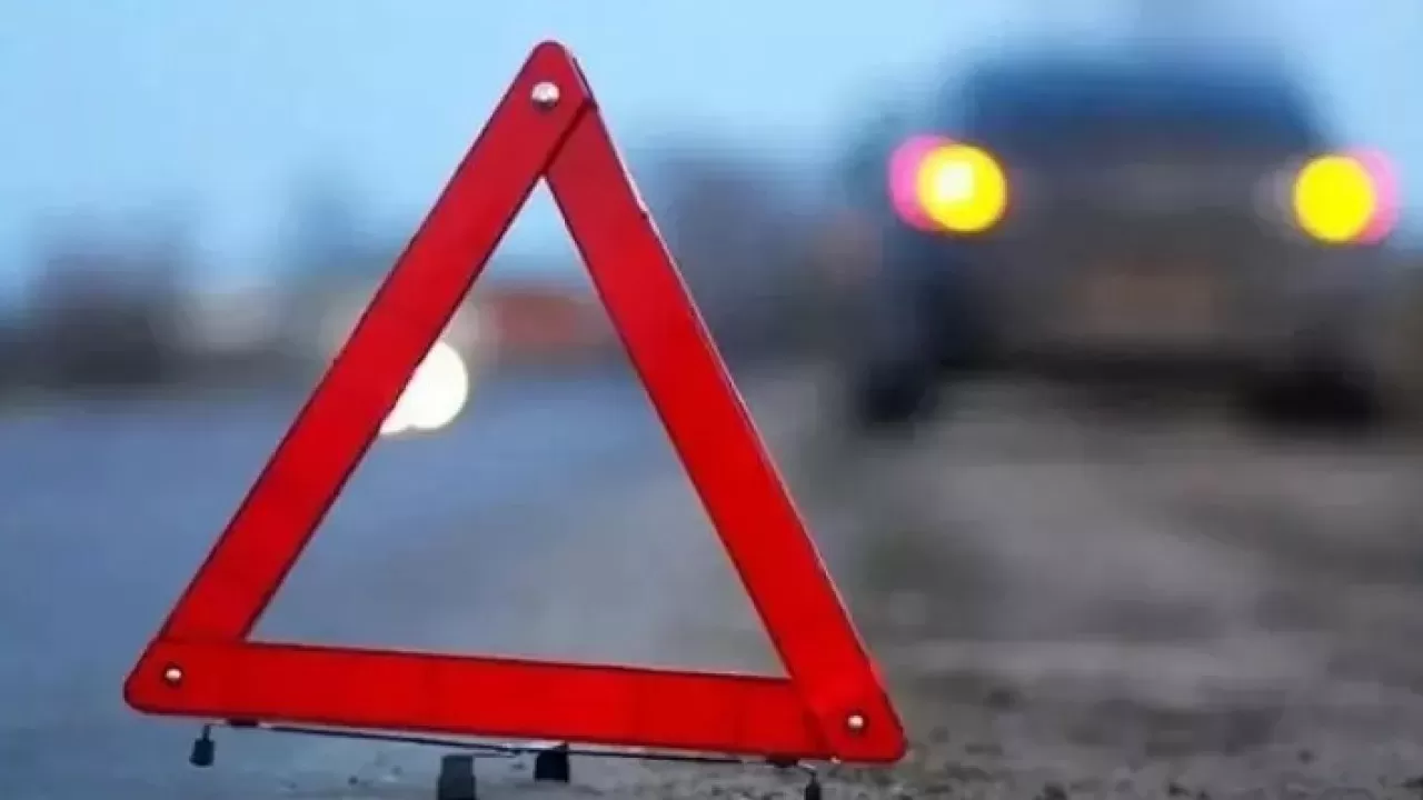 Алматыда жүргізуші жол жиегінде тұрған үш көлікті қақты