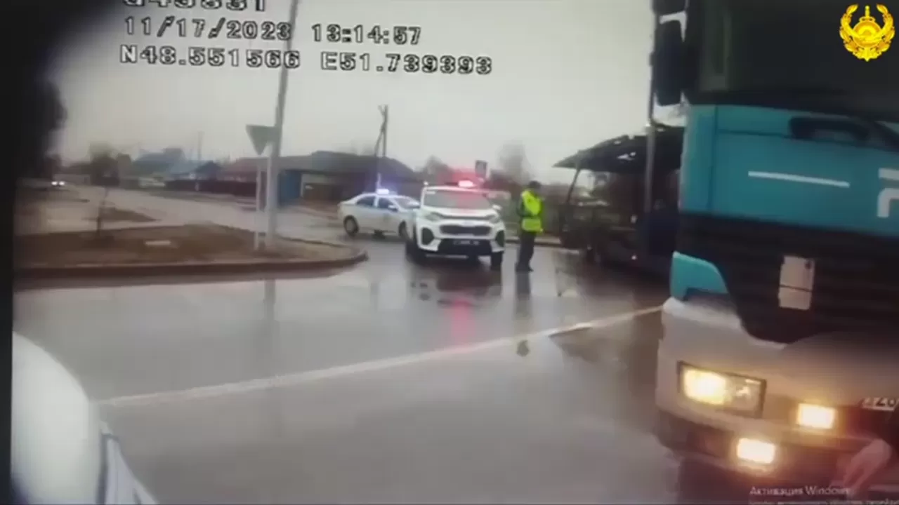 На трассе Атырау – Уральск полиция смогла остановить автомобиль, только прострелив колеса