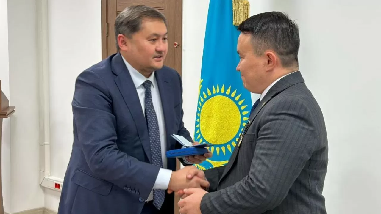 Ғалым Руслан Нұрлыбаев "Ерен еңбегі үшін" төсбелгісімен марапатталды