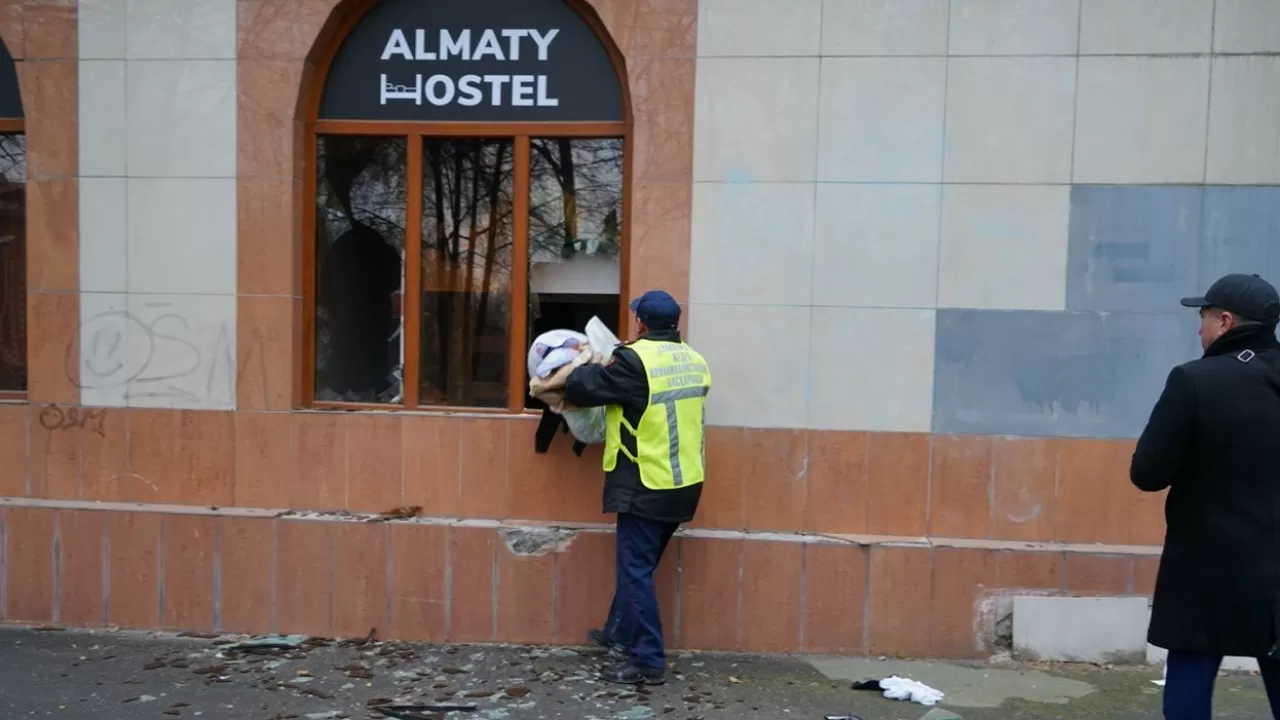 Там бардак, в одной комнате спят по восемь человек  – очевидец о сгоревшем в Алматы хостеле 