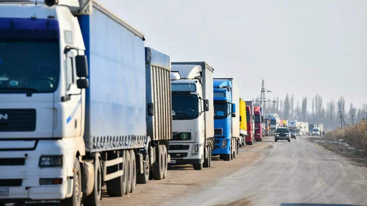 Полторы тысячи грузовиков застряли на казахстанско-кыргызстанской границе