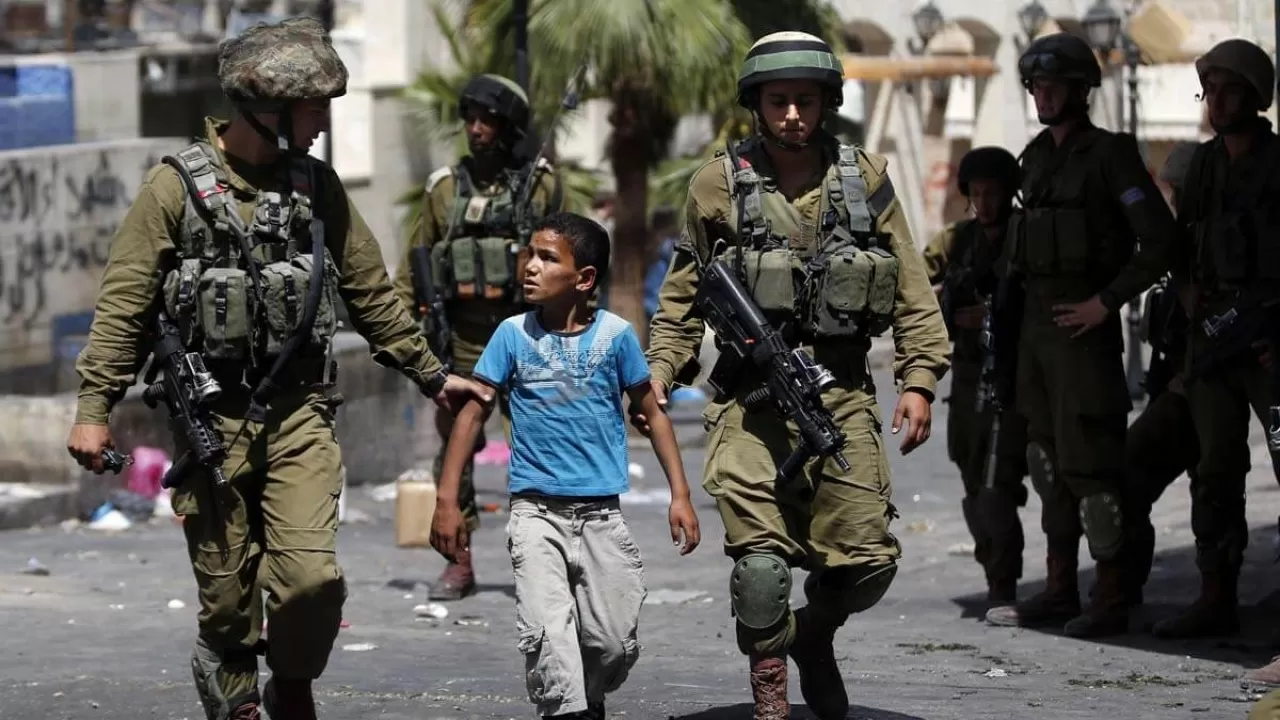 Израиль палестиналық балаларды тас атқаны үшін түрмеге жаппай қамауда