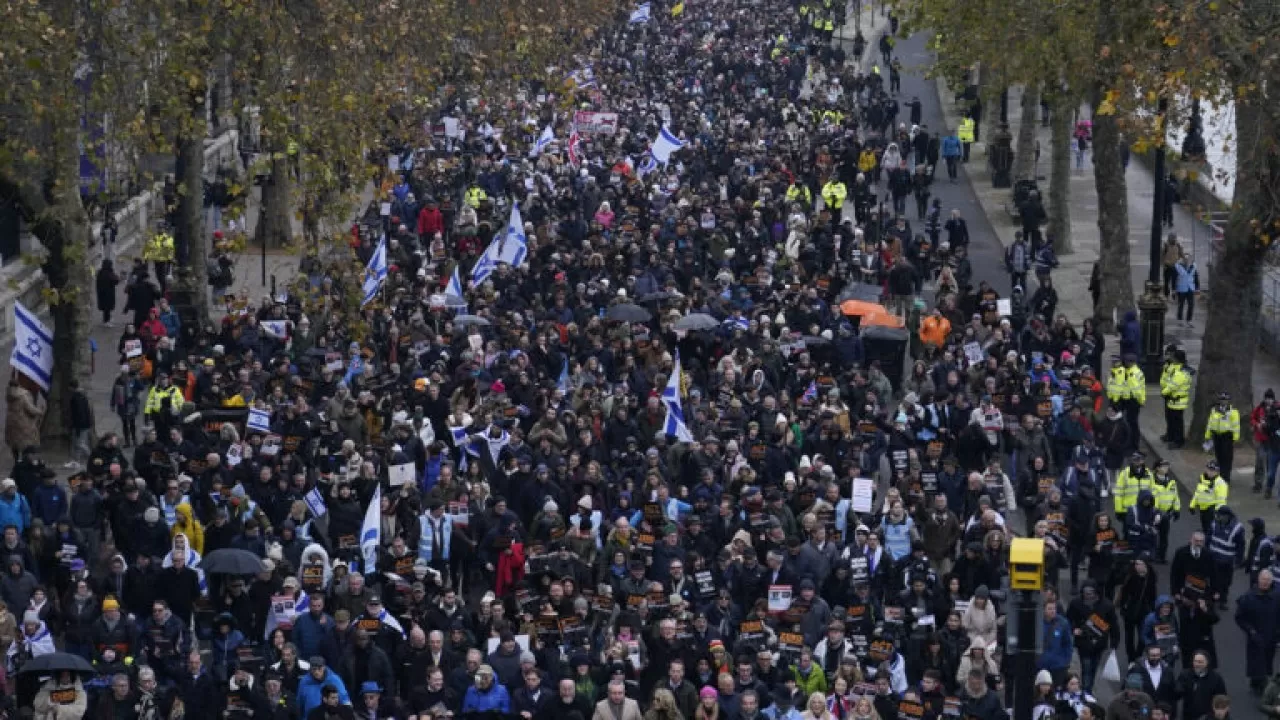 Лондонда 100 мыңға жуық адам антисемитизмге қарсы шеруге жиналды 