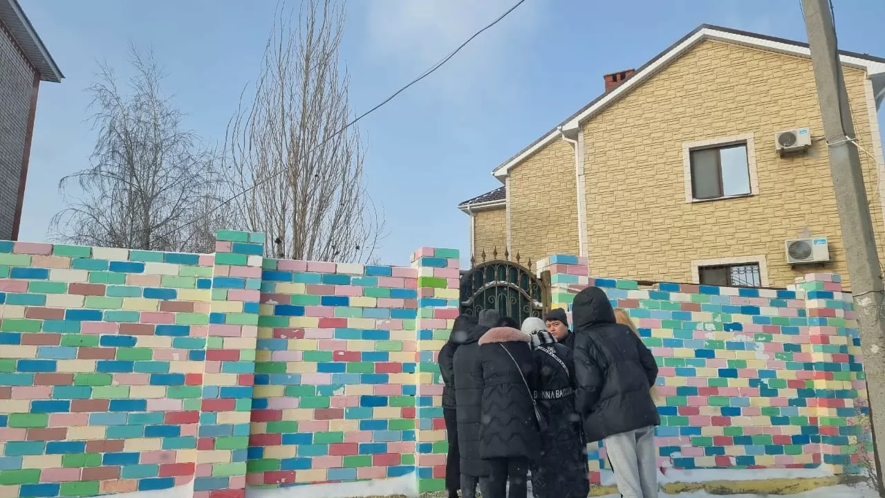 "Балабақша жабылсын!": Ақтөбеде шу шыққан мектепке дейінгі ұйымда тексеру жүріп жатыр