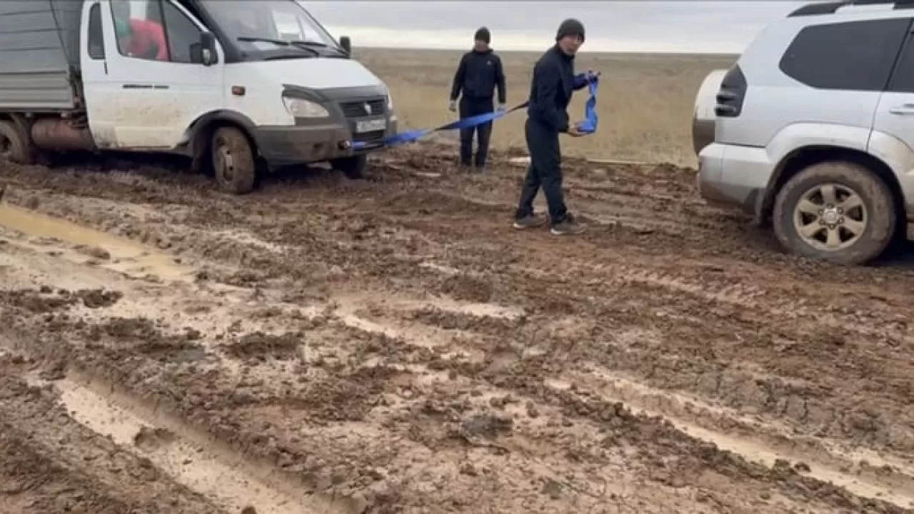 "Әкімшіліктегілер джиппен жүреді...": Ақтөбеде ауыл тұрғындары  жол азабын тартып отыр