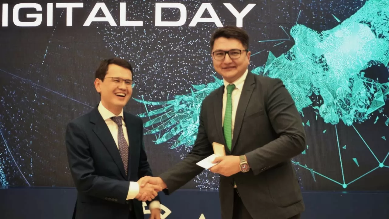 Награду "Үздік цифрландырушы" вручили руководству Halyk Bank 