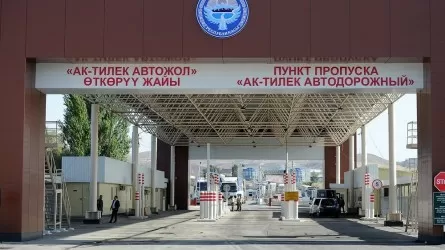 Свыше 500 грузовиков скопилось на границе Казахстана и Кыргызстана