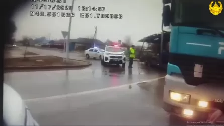 На трассе Атырау – Уральск полиция смогла остановить автомобиль, только прострелив колеса