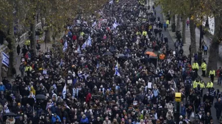 Лондонда 100 мыңға жуық адам антисемитизмге қарсы шеруге жиналды 