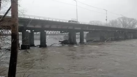 Өскеменде көпірдің тіреуін су шайып кетті 