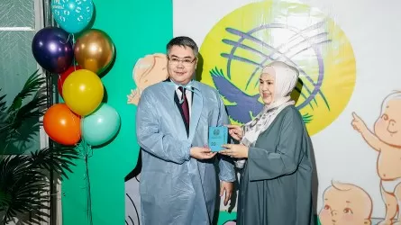 Аким Атырауской области поздравил семью, где родился 20-миллионный житель Казахстана