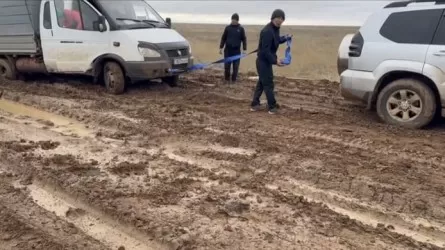 «Әкімшіліктегілер джиппен жүреді...»: Ақтөбеде ауыл тұрғындары  жол азабын тартып отыр