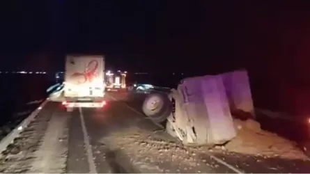 Отцепившийся от грузовика прицеп с камнями столкнулся с автобусом в Кызылординской области
