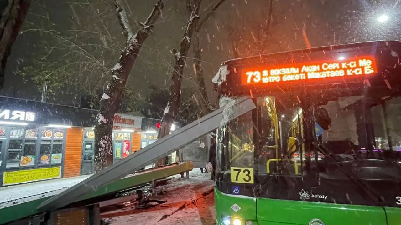 Алматыда автобус аялдамаға соғылды