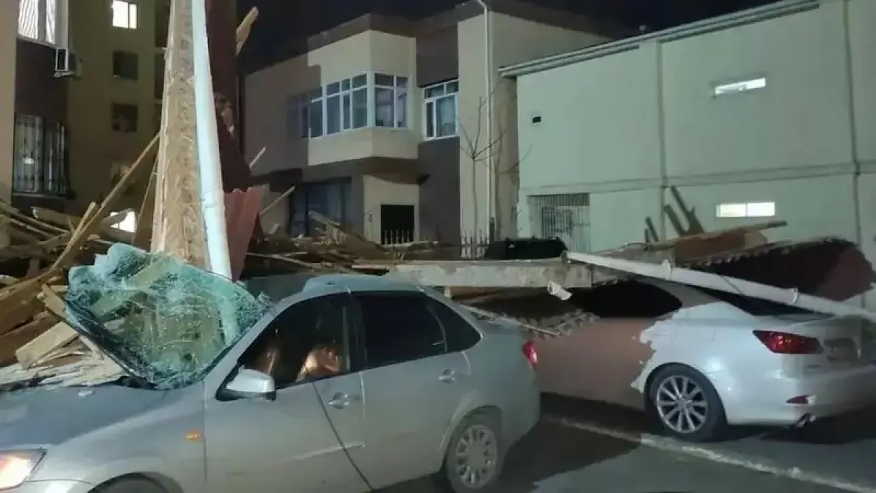 Ақтауда қатты желдің салдарынан ғимараттың шатыры ұшып кетті  