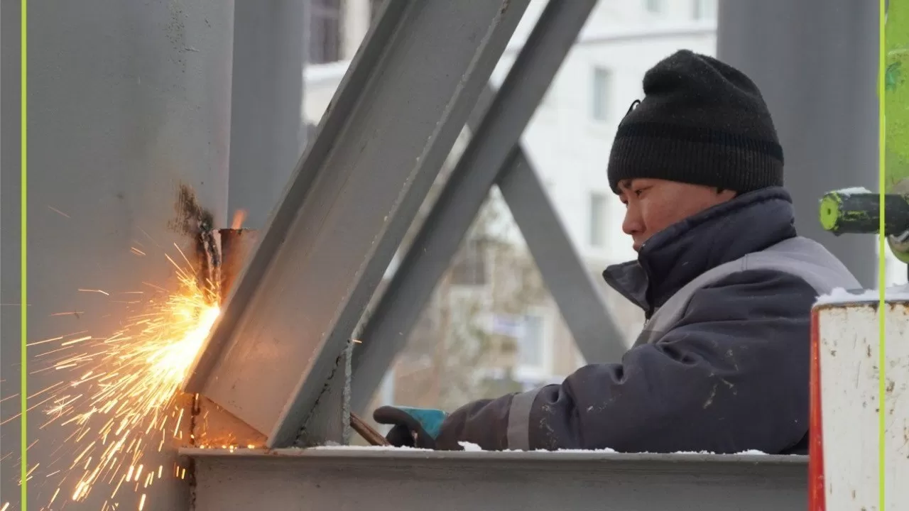 Вдоль улицы в Астане установили балку LRT: движение транспорта восстановлено