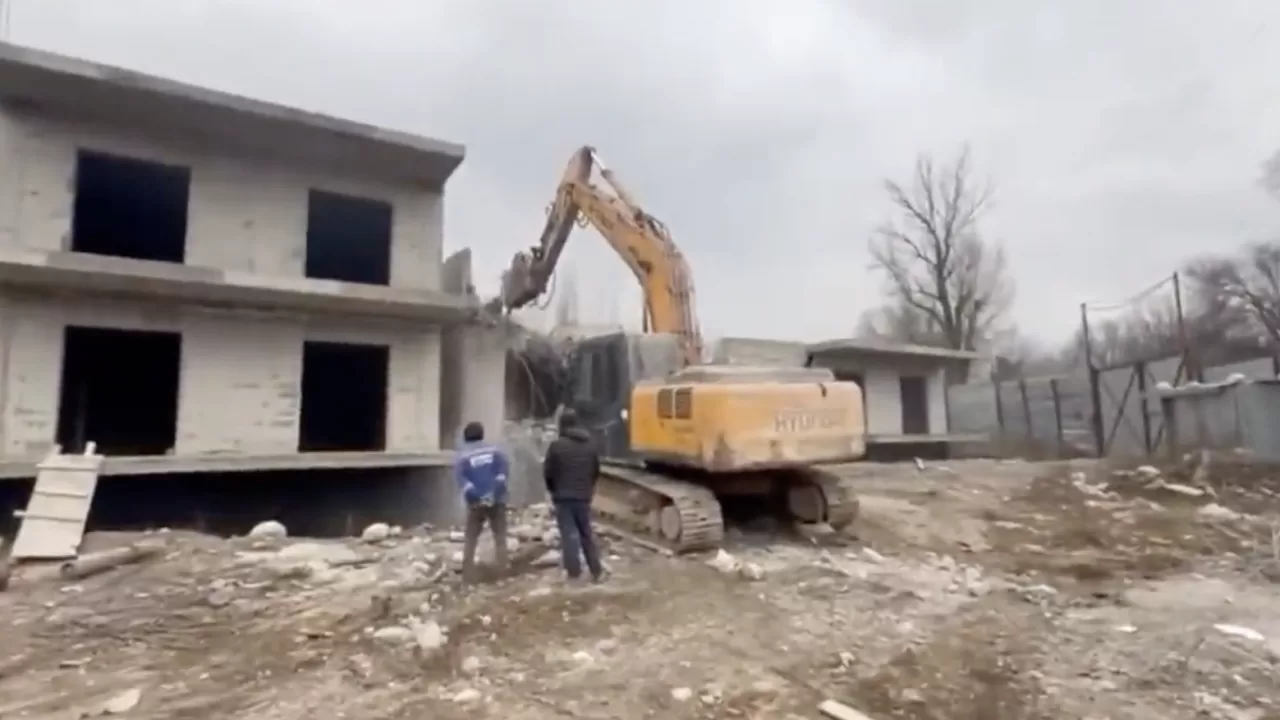 Алматының таулы аймағында заңсыз тұрғын үй кешені сүріліп жатыр