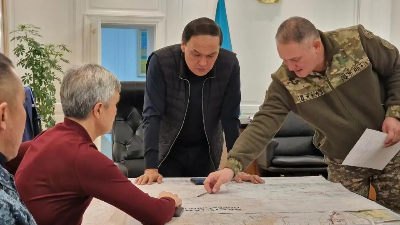 "11 жолаушылар пойызы тоқтап тұр": Жамбыл облысында төтенше жағдай жарияланды