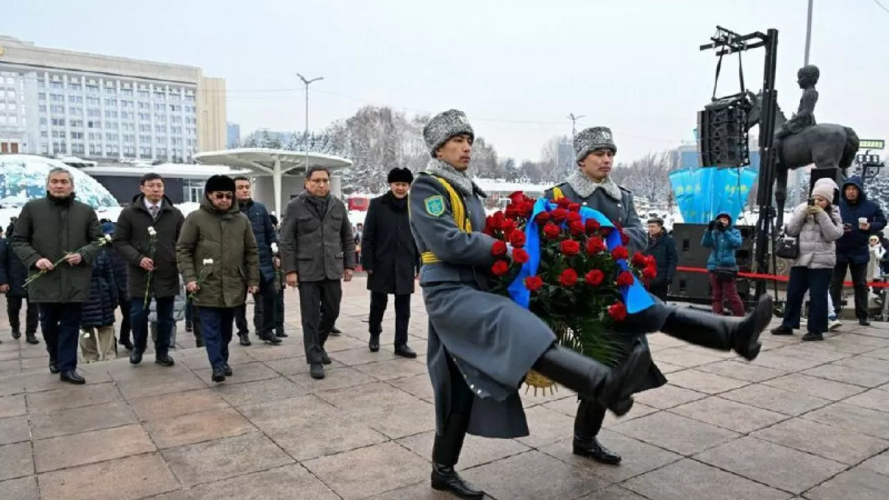 Алматыда Тәуелсіздік монументіне гүл шоқтарын қою рәсімі өтті