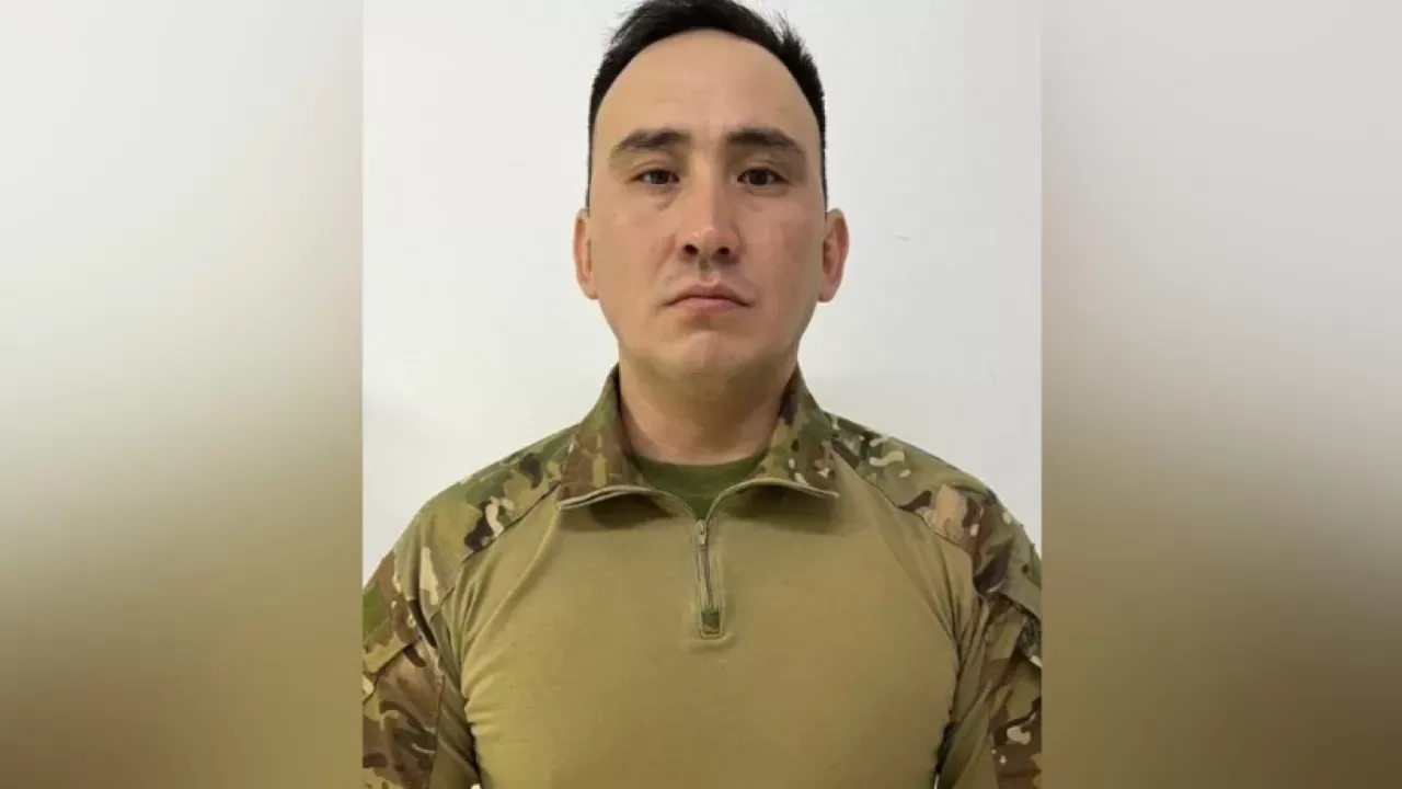 Военнослужащий спас человека из горящей машины в Астане