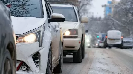 Павлодарда жүргізушілер қатты аяздың салдарынан тоңған азаматтарды тегін тасымалдаған 