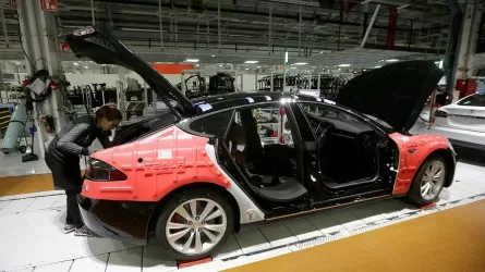 Робот напал на сотрудника завода Tesla – СМИ 