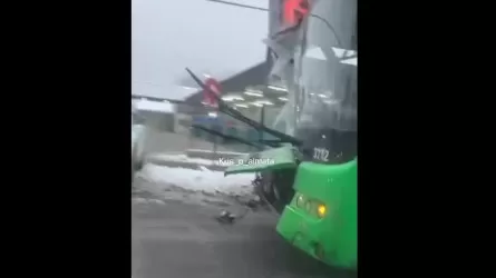 Алматыда автобус пен жүк көлігі бетпе-бет соқтығысты