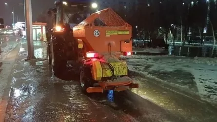 В Астане тротуары и дороги посыпают песко-соляной смесью