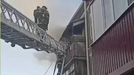 В Павлодаре пожарные спасли ребенка во время пожара