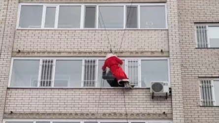 В Павлодаре осужденный альпинист поздравляет детей через окно 