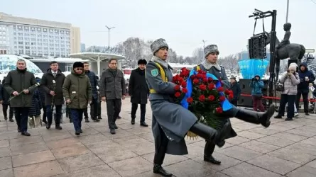 Алматыда Тәуелсіздік монументіне гүл шоқтарын қою рәсімі өтті