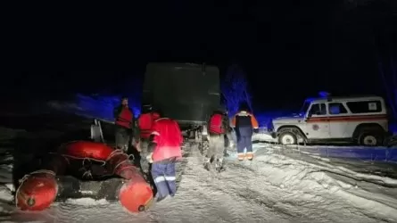 В ВКО девять человек застряли посреди Бухтармы