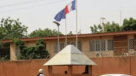 Франция собирается закрыть посольство в Нигере