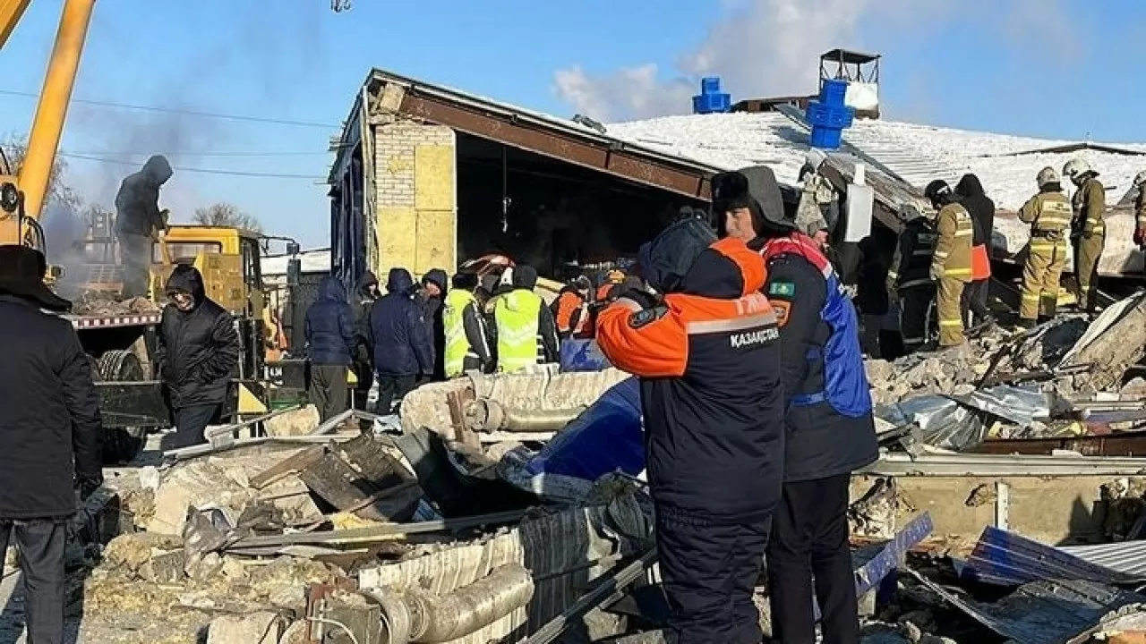 Троих человек вытащили из-под завалов на месте взрыва в Костанае