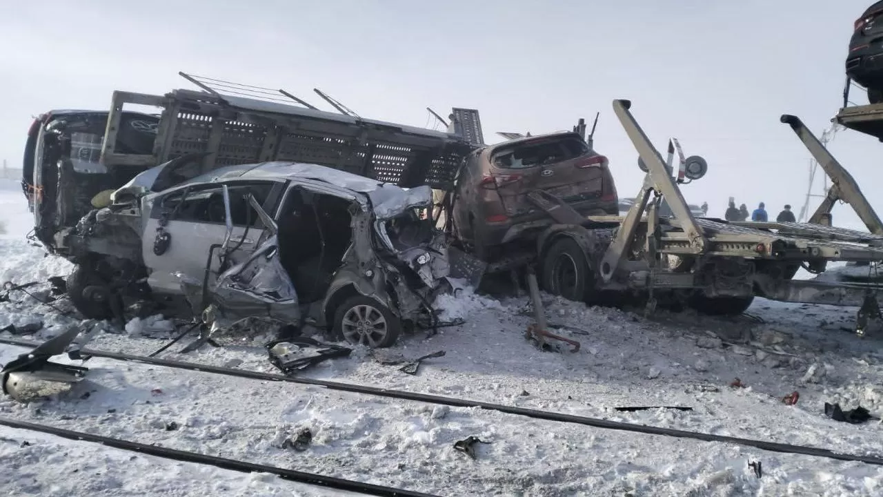 Поезд столкнулся с автовозом в Актюбинской области