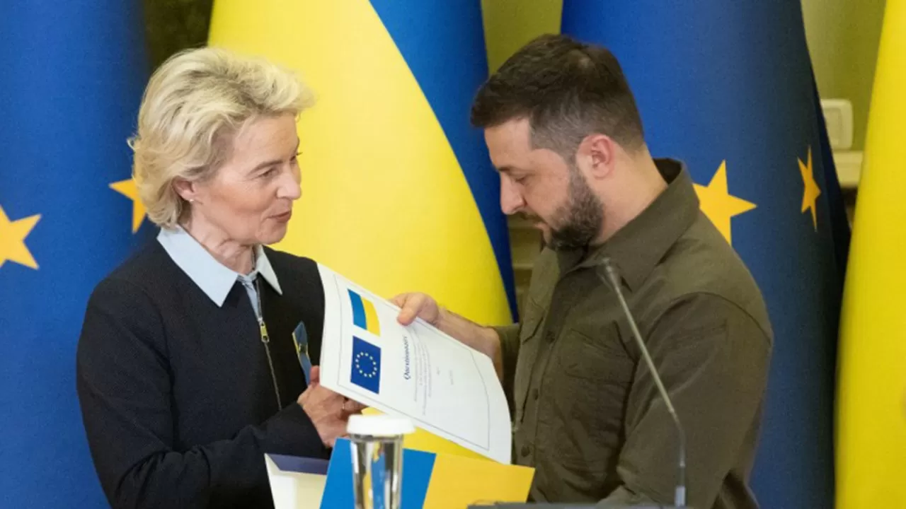 ЕО ақпанда санкциялардың 10-шы пакетін енгізіп, шекті бағаны белгілейді