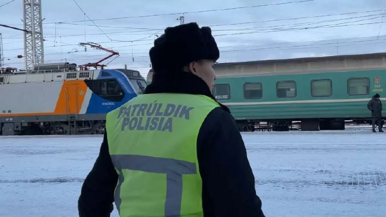 Жолда ішімдік ішіп, елдің мазасын алған 5 жолаушы пойыздан түсірілді