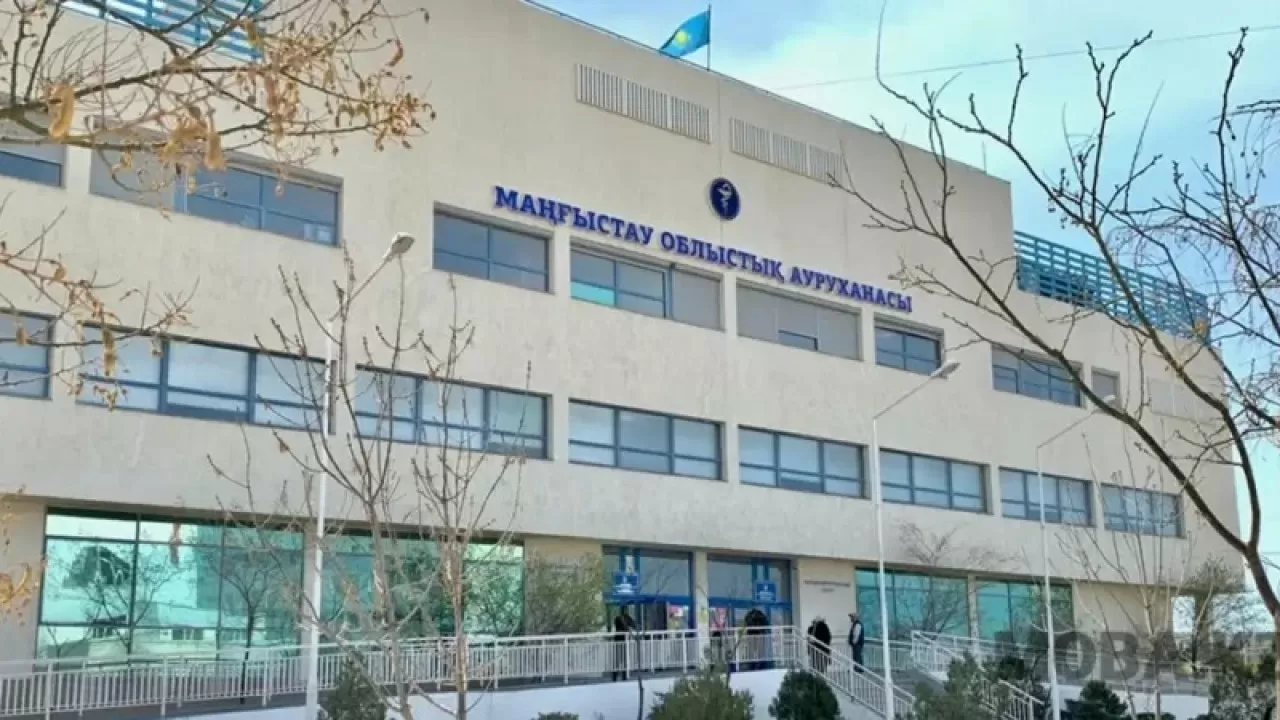 Позвоночник заменили имплантатом: в Актау сообщили подробности о факте с выброшенной из окна мебелью